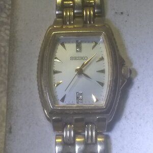 Seiko Dress Watch Women Peral Dial Stones 1N01-0HL0 Bracelet New Bat Minty !!